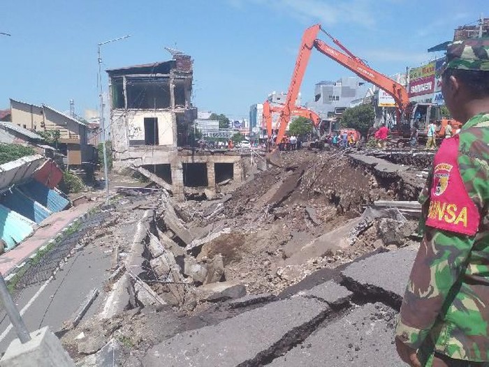 8 Ruko di Jember Ambruk