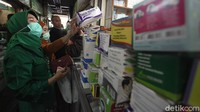 Biasanya, para pedagang dapat memperoleh hingga 2 karton per hari (40 box/karton), kini hanya memiliki stok 10 box masker.