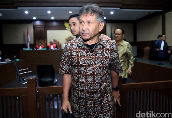 Sidang Lanjutan Kasus Mega Korupsi Rp 37,8 T Raden Priyono dan Djoko Harsono yang merupakan terdakwa kasus skandal mega korupsi Rp 37,8 triliun kembali jalani sidang lanjutan. Sidang digelar di PN Jakpus.