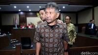 Dua terdakwa kasus skandal mega korupsi Rp 37,8 triliun yakni mantan Kepala BP Migas Raden Priyono dan mantan Deputi Finansial Ekonomi dan Pemasaran BP Migas, Djoko Harsono menjalani sidang lanjutan di Pengadilan Negeri (PN) Jakarta Pusat, Senin (2/3/2020).
