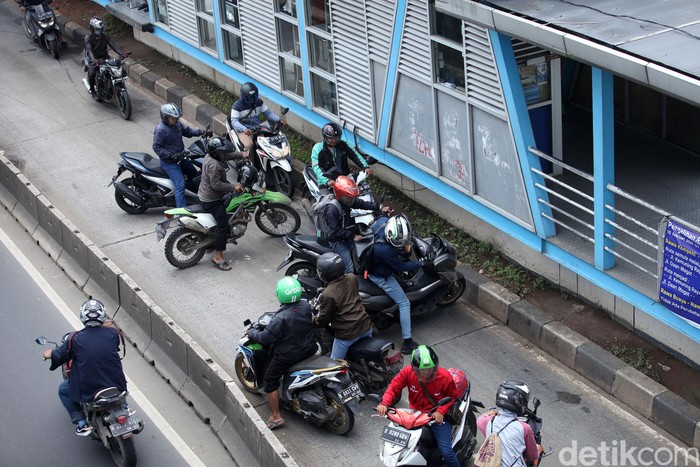 Sejumlah pemotor nekat melawan arah di jalur TransJakarta di Mogot, Jakarta Barat, Senin (2/3). Aksi nekat tersebut untuk menghindari razia petugas kepolisian.
