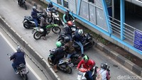 Para pengendara ini langsung muter balik di jalur busway ketika mengetahui ada razia dari petugas kepolisian.