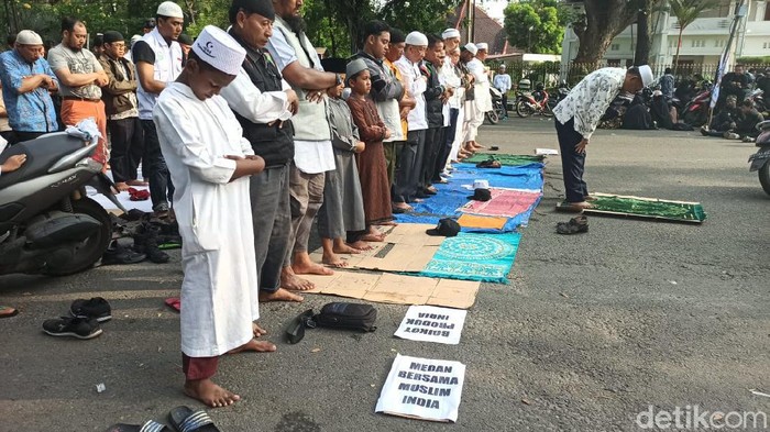 Massa salat asar berjemaah di depan Konjen India, Medan sebelum membubarkan diri.