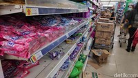 Caranya dengan menggandeng Polri untuk membatasi masyarakat belanja sembako.