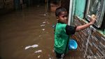 Potret Warga Kebon Pala yang Bersahabat dengan Banjir