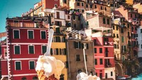 Karena letaknya yang berada di sisi laut, tentunya cuaca di Cinque Terre cukup panas. Tak heran banyak sekali kedai es krim yang ada di sana. Foto: Instagram @cinqueterretrip