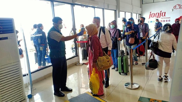 Petugas memeriksa penumpang dari luar negeri yang datang ke Bandara Adisutjipto, Yogyakarta, Senin (2/3/2020).