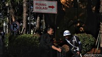 Pantauan detikcom, ambulans Dinas Kesehatan Kota Depok berpelat B-1035-ZHX itu tiba di RSPI Sulianti Saroso sekitar pukul 16.20 WIB.