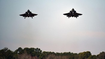 Ia menilai F-35 seharusnya punya kompetitor dalam bentuk drone. Joint Strike Fighter seharusnya ada kompetitornya. Pesaing itu sebuah pesawat drone tempur yang dikontrol secara remote oleh manusia, cetusnya. Foto: Getty Images