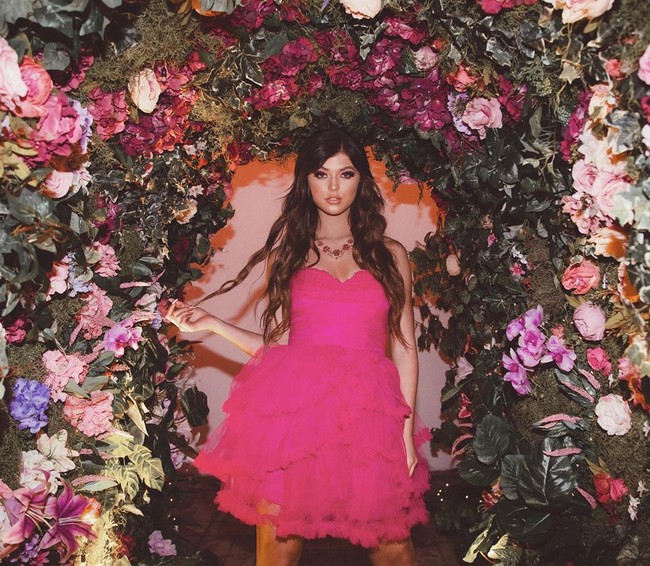 Video klip tersebut merupakan penampilan pertamanya di depan kamera profesional. Loren tentu sudah cukup luwes karena sering lipsync hingga menari di TikTok. Foto: Instagram @loren