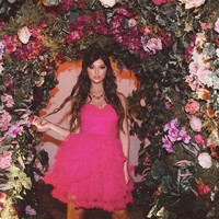 Video klip tersebut merupakan penampilan pertamanya di depan kamera profesional. Loren tentu sudah cukup luwes karena sering lipsync hingga menari di TikTok. Foto: Instagram @loren