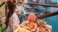 Bagi yang suka traveling sekaligus kulineran wajib mampir ke Cinque Terre. Di sini kamu bisa menyantap aneka makanan khas Italia dengan pemandangan laut dan bukit cantik di depan mata. Foto: Instagram @cinqueterretrip