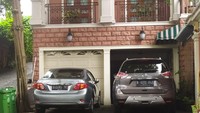 Tampak dua mobil terparkir di halaman rumah Raden Priyono. Atas tuduhan jaksa itu, kini Raden Priyono menginap di Rutan Cipinang.