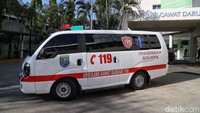 Mobil ambulans milik Dinas Kesehatan (Dinkes) Kota Depok merapat ke RSPI Sulianti Saroso, Jakarta Utara, Senin (2/3/2020).