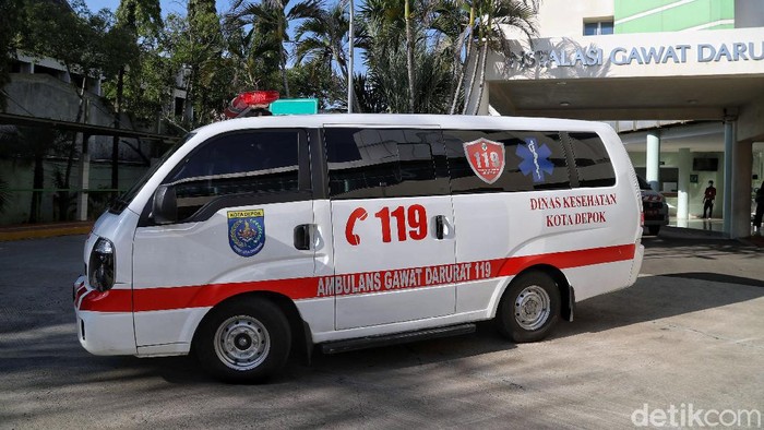Mobil Ambulans milik Dinkes Kota Depok merapat ke RSPI Sulianti Saroso. Menurut informasi, ambulans membawa tukang kebun dari rumah WNI yang positif Corona.
