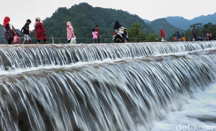 Menikmati Keindahan Kapalo Banda Taram Berkunjung ke Payakumbuh, jangan lewatkan untuk mampir di Kapalo Banda tempat wisata ini merupakan sebuah Danau dengan air jernih dan pemandangan yang indah.