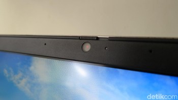 Webcam dengan 720p HD Camera ditempatkan di atas layar. Webcam juga dilengkapi dengan ThinkShutter, berupa switch geser untuk keamanan. (Fitraya Ramadhanny/detikcom)