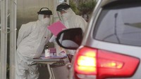 Para petugas medis pun mengambil sampel dari pasien potensial virus corona untuk diperiksa lebih lanjut. AP Photo/Ahn Young-joon.