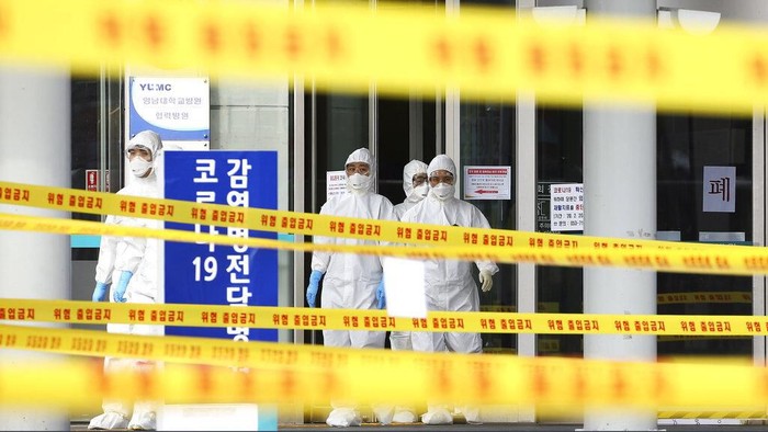 Korea Selatan membuka layanan kesehatan untuk pemeriksaan corona via drive-thru. Hal itu dilakukan guna mengurangi terjadinya kontak untuk cegah penyebaran virus corona.