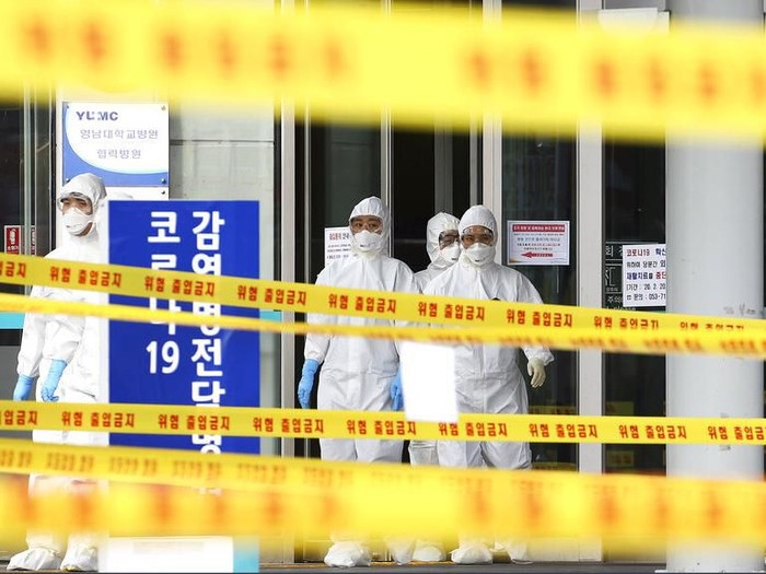 Korea Selatan membuka layanan kesehatan untuk pemeriksaan corona via drive-thru. Hal itu dilakukan guna mengurangi terjadinya kontak untuk cegah penyebaran virus corona.