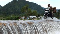 Bendungan juga dimanfaatkan warga untuk jalan untuk kegiatan  sehari-hari.