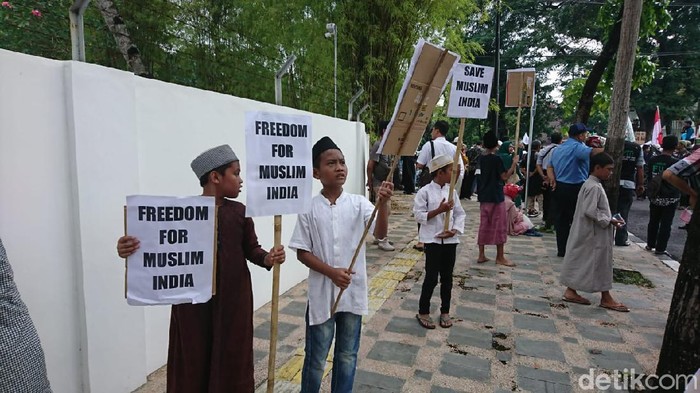 Massa dari ormas Islam mendemo Konjen India di Medan sebagai solidaritas muslim di India (Ahmad Arfah/detikcom)