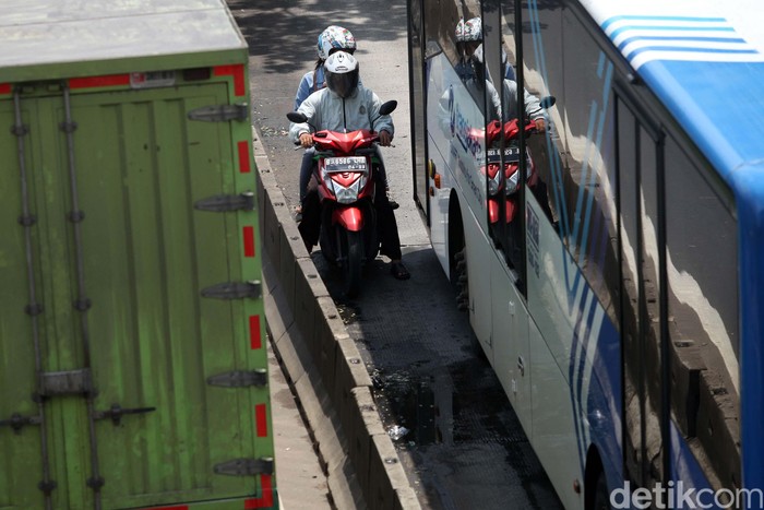 Sejumlah pemotor nekat melawan arah di jalur TransJakarta di Mogot, Jakarta Barat, Senin (2/3). Aksi nekat tersebut untuk menghindari razia petugas kepolisian.