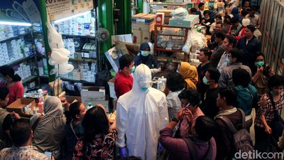 Geger Corona di RI, Warga Borong Masker dan Hand Sanitizer
