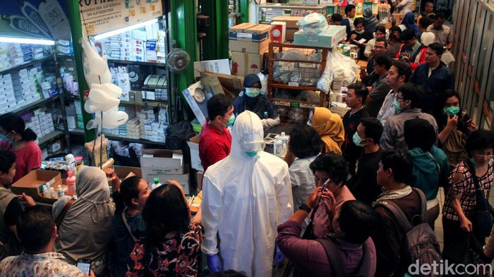 Dua orang Indonesia positif tertular virus corona. Kabar geger tersebut menyebabkan sejumlah warga Jakarta menyerbu Pasar Pramuka.