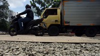 Perbaikan jalan amblas tersebut membuat ruas jalan di kawasan Daan Mogot menyempit sehingga mengakibatkan antrean panjang kendaraan di jalan tersebut.