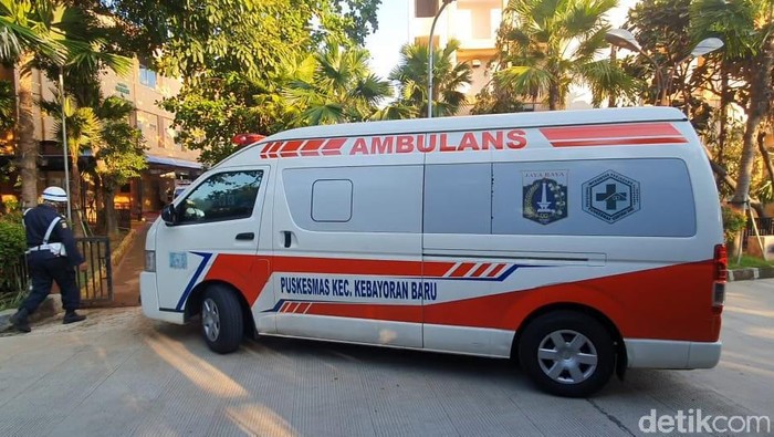 Satu ambulans merapat ke Isolasi RSPI Sulianti Saroso.