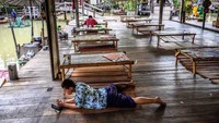 Virus Corona juga membuat Pattaya meredup. Lihat saja, floating market yang biasanya ramai kini sangat sepi. (Mladen Antono/AFP via Getty Images)