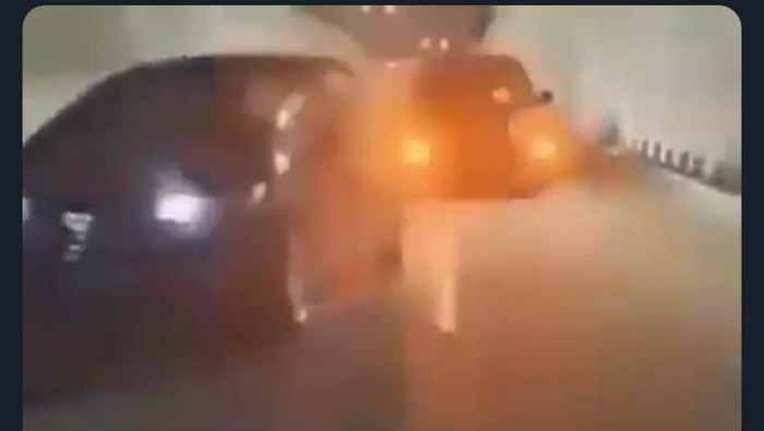 Tiga mobil jalan zig-zag demi bikin TikTok di Undperpass Kentungan, Sleman, Senin (2/3/2020).