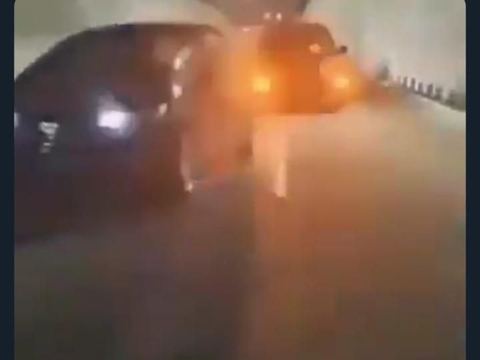 Tiga mobil jalan zig-zag demi bikin TikTok di Undperpass Kentungan, Sleman, Senin (2/3/2020).
