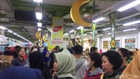 Ketika memasuki toko swalayan tersebut, antrean kasir mulai dari nomor 1 sampai 26 mengular. 