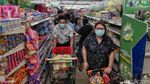 Warga Kelapa Gading Ramai-ramai Borong Bahan Pokok