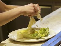 Di Pub Ini Pengunjung Bisa Makan Siang Asal Telanjang Bulat