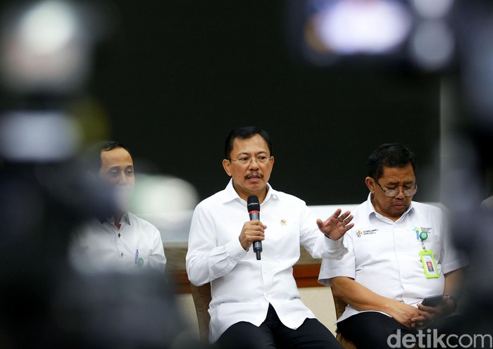 Menkes Terawan terus memantau kondisi 2 WNI yang positif virus corona. Kondisi kedua orang itu pun dilaporkan cukup baik.