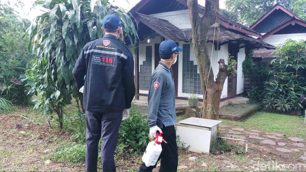 Naik Ambulans, Dinkes Depok Datangi Rumah WNI Positif Corona