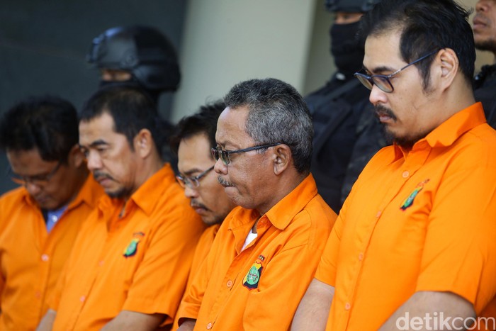 Polisi Bekuk 5 Pelaku Pencurian Material OVP Polisi bekuk 5 pelaku pencurian material OVP sebuah provider telekomunikasi. Kelimanya kini ditahan untuk mempertanggungjawabkan perbuatannya.