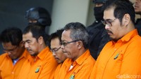 Lima orang pelaku pencurian Over Voltage Protection (OVP) tower BTS milik PT XL Axiata berhasil dibekuk polisi.
