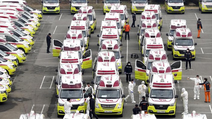 Korea Selatan membuka layanan kesehatan untuk pemeriksaan corona via drive-thru. Hal itu dilakukan guna mengurangi terjadinya kontak untuk cegah penyebaran virus corona.