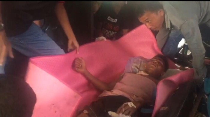Mardin (27), warga Kabupaten Wakatobi, Sulawesi Tenggara ditusuk orang dengan besi di leher.