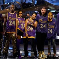 Desainer Philipp Plein mendedikasikan peragaan busananya di Milan Fashion Week akhir Februari lalu untuk pebasket Kobe Bryant yang meninggal karena kecelakaan helikopter. Namun, peragaan tersebut memicu kontroversi karena desainer kelahiran Jerman itu menggunakan helikopter sebagai dekorasi di catwalk. Baca berita selengkapnya di sini. (Foto: Getty Images/Tullio M. Puglia)