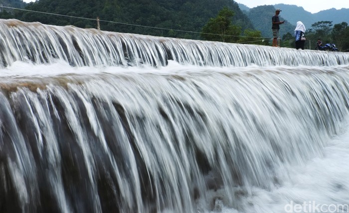 Berkunjung ke Payakumbuh, jangan lewatkan untuk mampir di Kapalo Banda tempat wisata ini merupakan sebuah Danau dengan air  jernih dan pemandangan yang indah.