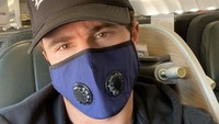 Beragam selebriti melindungi dirinya dari terkena virus corona, seperti Brody Jenner yang memilih mengenakan masker setelah berkunjung dari Bali. Dok. Instagram