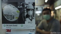 Dari yang awalnya dijual dengan harga Rp 25.000 satu box (50 lembar), kini harga masker Sensi ia jual Rp 350.000 atau sudah naik 1400%.