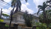 Mabes Polri menyebut Honggo kini di Singapura. Namun Kementerian Luar Negeri Singapura membantahnya. Berapa harga rumah ini? Ditaksir lebih dari Rp 50 miliar.
