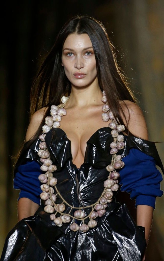 Gaya Bella Hadid kian menjadi sorotan berkat kalung yang dipakainya. Bukan kalung berlian atau emas berharga fantastis, melainkan kalung yang terdiri dari tumpukan bawang putih. (Foto: Getty Images/Thierry Chesnot)