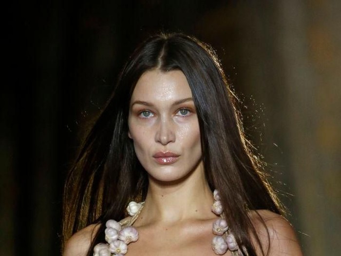 PARIS, FRANCE - FEBRUARY 29: (EDITORIAL USE ONLY) Andreas Kronthaler kisses US model Bella Hadid at the end the Vivienne Westwood show as part of the Paris Fashion Week Womenswear Fall/Winter 2020/2021 on February 29, 2020 in Paris, France. (Photo by Thierry Chesnot/Getty Images)